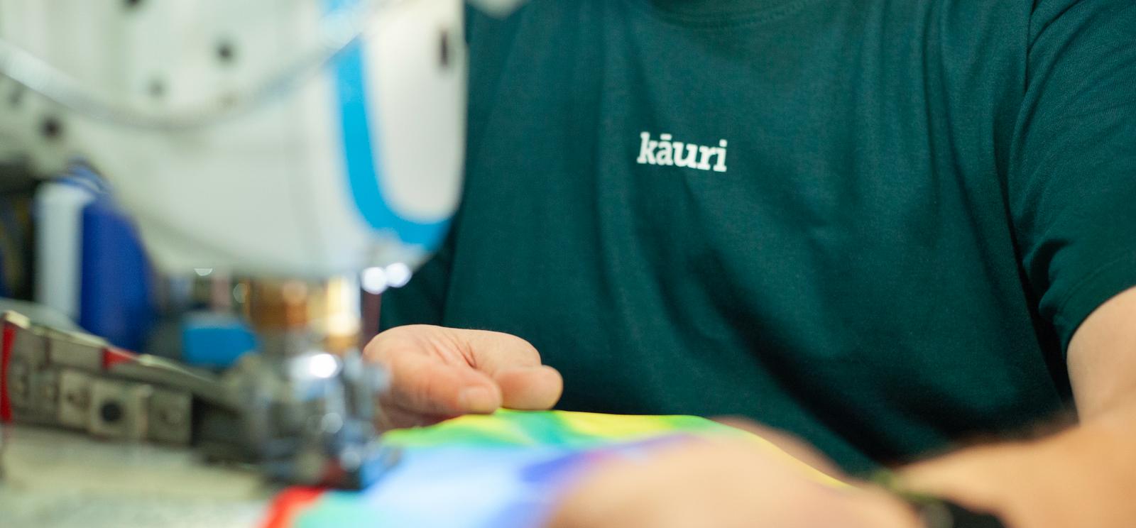 Personalización integral de ropa laboral: máquina plotter de impresión DTF y serigrafía en DRESSCO